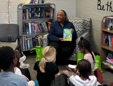 Helena Scott reads book to Detroit school children